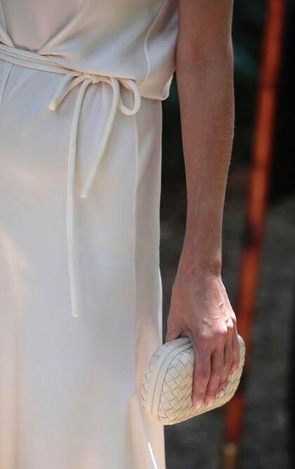 Los accesorios discretos fueron tendencia, como el clutch de Bottega Veneta que llevó Juliana Awada a Villa Ocampo