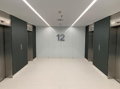 Los accesos a los pisos de oficinas en el Edificio del Banco Santander