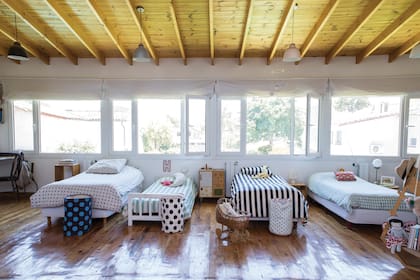 Los acolchados de las camas de los chicos y los canastos en tela son todos de Tienda Fan. El perchero, de Pesqueira.