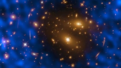 Los acontecimientos en torno al Big Bang fueron tan cataclísmicos que dejaron una huella indeleble en la estructura del cosmos. La luz más antigua del Universo existe ahora como una débil radiación de microondas y por eso se denomina "radiación de fondo de microondas" o CMB, explica la NASA