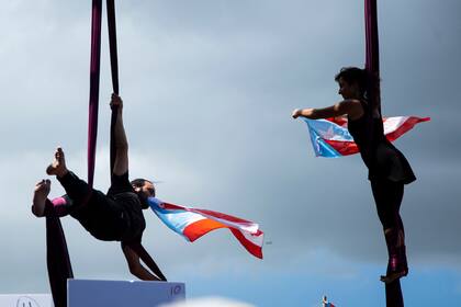 Los acróbatas actúan durante una marcha de protesta en la Carretera 18, también conocida como Expreso Las Américas, en San Juan, Puerto Rico, el 22 de julio de 2019