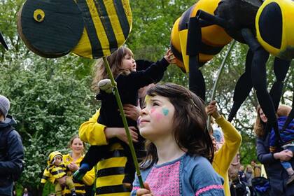 Los activistas de Extinction Rebellion promueven el reclamo ambientalista sin violencia.