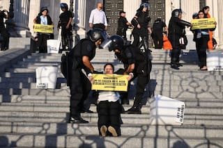 Detuvieron a activistas de Greenpeace que saltaron las rejas del Congreso