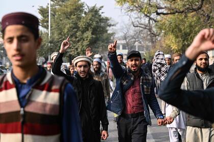 Los activistas juveniles de Muslim Talba Mahaz (MTM) gritan consignas durante una protesta contra el ataque aéreo iraní, en Islamabad, el 18 de enero de 2024. 