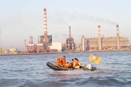 Los activistas llegan a la planta de Shell