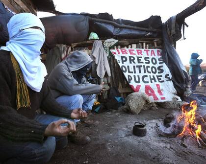 Los activistas mapuches, en la cabaña de guardia de su campamento