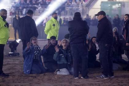 Los activistas permanecieron con las manos en alza en señal de protesta