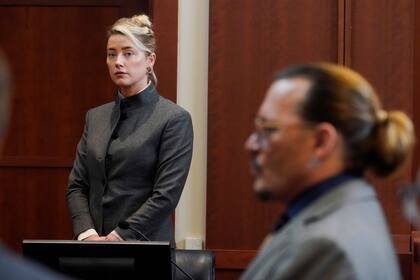 Los actores Amber Heard y Johnny Depp durante el juicio (Foto AP/Steve Helber, Pool, archivo)