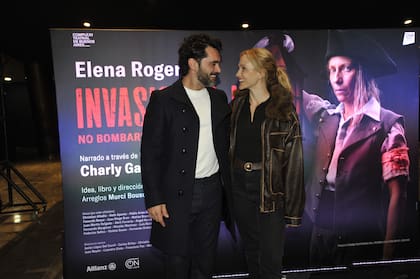 Los actores Brenda Gandini y Gonzalo Heredia posaron muy enamorados en la previa a la función
