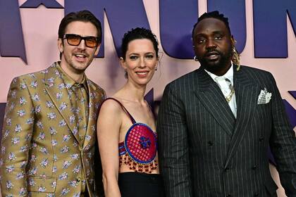 Los actores británicos Dan Stevens y Rebecca Hall posaron junto al norteamericano Brian Tyree Henry en la premiere de Godzilla vs. Kong: el nuevo imperio, en Hollywood