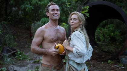 Los actores británicos Jude Law y Vanessa Kirby interpretan Friedrich Ritter y su amante Dora, quienes fueron los primeros colonos que llegaron a Galápagos en 1929.
