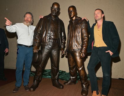 Los actores Bryan Cranston y Aaron Paul posan con estatuas de bronce que representan a los personajes de televisión Walter White, y Jesse Pinkman, respectivamente, de la serie Breaking Bad en Albuquerque (Photo by Sam Wasson/Getty Images)