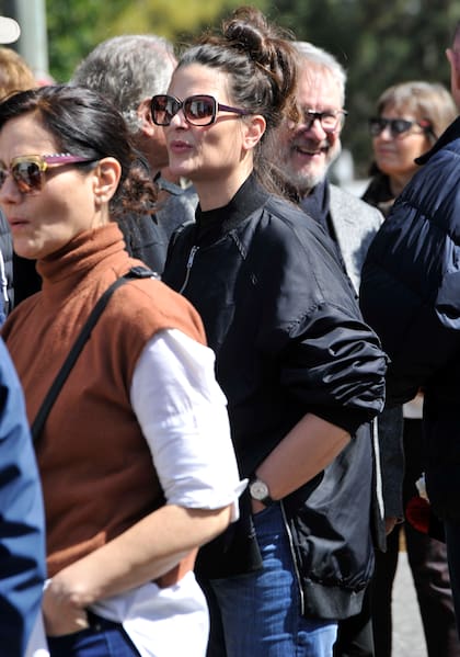 Los actores Celina Font, Ana Celentano y Jorge Marrale durante el entierro en Chacarita de Pepe Soriano