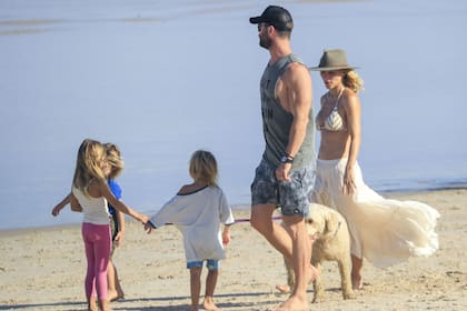 Los actores Chris Hemsworth y Elsa Pataky disfrutan de unas merecidas vacaciones en la playa