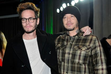 Los hermanos sean unidos. Emanuel Ortega también fue parte del festejo.