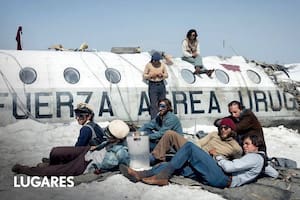 Los actores de la película con parte del vestuario que replicaron de los objetos que están en el museo.