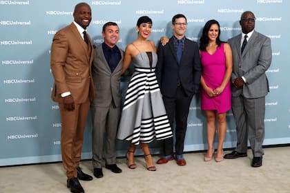 El elenco protagónico de Brooklyn Nine-Nine (Terry Crews, Joe Lo Truglio, Stephanie Beatriz, Andy Samberg, Melissa Fumero y Andre Braugher) celebró que la serie que tendrá continuidad en 2019