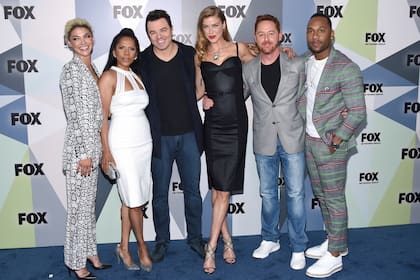 El elenco de The Orville: Jessica Szohr, Penny Johnson Jerald, Seth MacFarlane, Adrianne Palicki, Scott Grimes, y J. Lee 