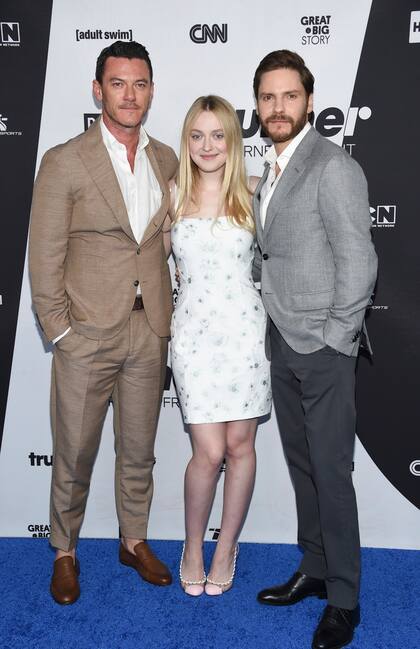 Los protagonistas de la exitosa The alienist: Luke Evans, Dakota Fanning y Daniel Bruhl