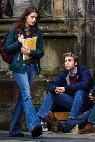 Los actores Ed McVey y Meg Bellamy, como el príncipe William y Kate Middleton, durante el rodaje de la sexta temporada de The Crown en la Universidad de St Andrews, Escocia, el viernes 17 pasado.