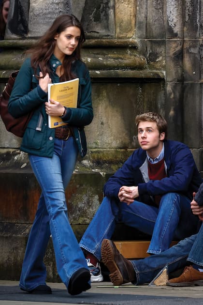 Los actores Ed McVey y Meg Bellamy, como el príncipe William y Kate Middleton, durante el rodaje de la sexta temporada de The Crown en la Universidad de St Andrews, Escocia, el viernes 17 pasado.