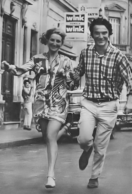 Corría el año 1969 y Norma Aleandro y Alfredo Alcón eran pareja, con los años años trabajaron juntos en las películas La tierra en armas y Los siete locos e hicieron juntos en el teatro Maipo Escenas de la vida conyugal
