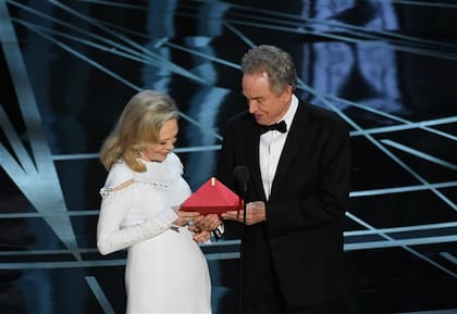 En 2017 Faye Dunaway y Warren Beatty anunciaron a La La Land como ganadora, pero el premio era para Moonlight