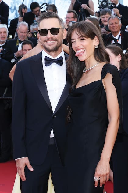 Los actores estadounidenses James Franco e Izabel Pakzad se mostraron sonrientes ante las cámaras. Ella acertó con un vestido de estilo lencero y él optó por un smoking de Giorgio Armani
