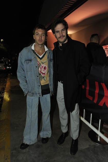 Los actores Franco Masini y Matías Mayer, lookeados para una noche entre colegas y amigos