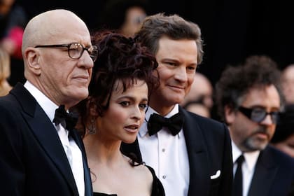 Helena Bonham Carter junto a los actores Geoffrey Rush y Colin Firth y su entonces esposo, Tim Burton, en la alfombra roja de El discurso del rey, en 2011