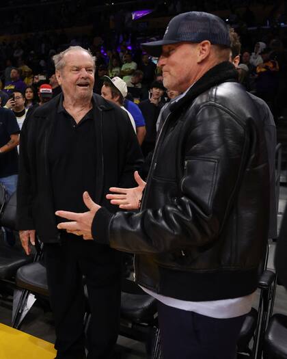 Los actores Jack Nicholson Woody Harrelson charlan animadamente antes del sexto enfrentamiento entre los Lakers y los Warriors