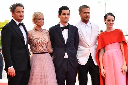 Los actores Jason Clarke, Olivia Hamilton, Ryan Gosling y Claire Foy junto al director Damien Chazelle, en la ceremonia de apertura del festival