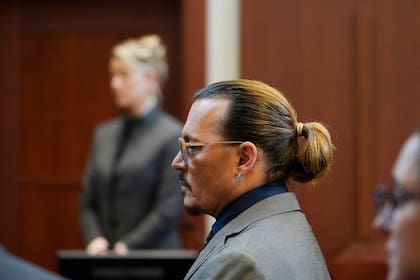 Los actores Johnny Depp, al frente, y Amber Heard comparecen en el Tribunal de Circuito del Condado de Fairfax, en Fairfax, Virginia