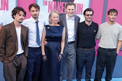 Los actores junto a sus respectivos hijos (Brandon y Dylan, su mamá, Pamela Anderson, Liam Neeson y sus hijos, Michael y Daniel), en el estreno de The Naked Gun en Nueva York.