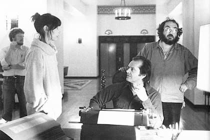 Los actores juntos al director, en pleno rodaje