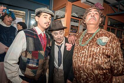 Los actores, listos para salir a escena