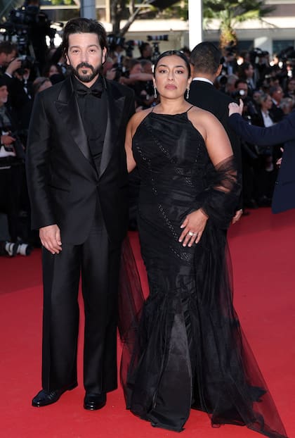 Los actores mexicanos Diego Luna y Adriana Paz, con looks total black