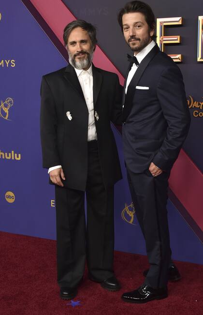 Los actores mexicanos Gael Garcia Bernal -de traje negro y prominente barba canosa- y Diego Luna -impecable en azul- decidieron posar para los flashes en la alfombra roja juntos