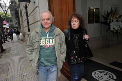 Los actores Norberto Gonzalo y Ana María Vinuesa también se acercaron a la sede de Argentores para rendirle un último homenaje al autor