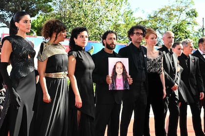 Los actores, productores y la directora de La Voz de Hind Rajab posaron con la foto de la niña palestina asesinada durante un ataque israelí. Como señal de respeto, todo el equipo acudió vestido de negro