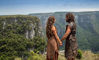 Los actores protagonistas de Génesis, en una escena de la novela