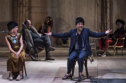 Los actores, puro cuerpo, en un escenario que deja a la vista la máquina teatral