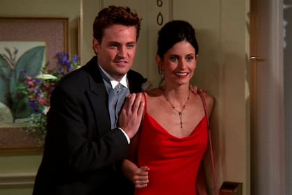 Matthew Perry (Chandler Bing) junto a Courteney Cox (Monica Geller, su pareja en la ficción)