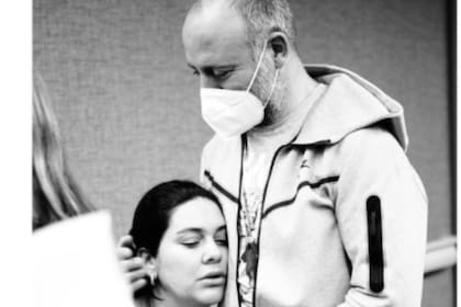 Los actores que personificaron a Onur y Sherezade en Las mil y una noches le dieron la bienvenida a su tercera hija