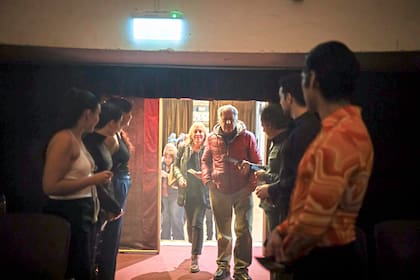 Los actores reciben a los espectadores, un ritual que instala, desde el inicio, el ideario del material