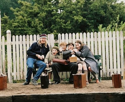 Los actores recrearon esta foto tomada durante las grabaciones de Narnia