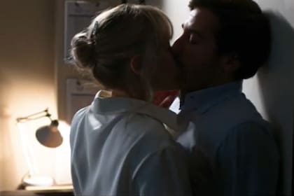 Los actores se besaron en escenas de la película "En la mira" (Foto: Captura de video)