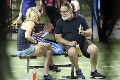 Los actores fueron capturados por los paparazzis mientras jugaban un partido de tenis.