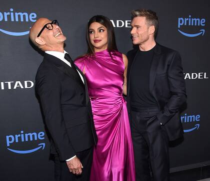 Los actores Stanley Tucci, Priyanka Chopra Jonas y Richard Madden juntos en la alfombra roja de Citadel, la nueva producción de Amazon Prime Video. Mientras sus compañeros vistieron traje, la actriz india deslumbró con un diseño en raso muy sensual