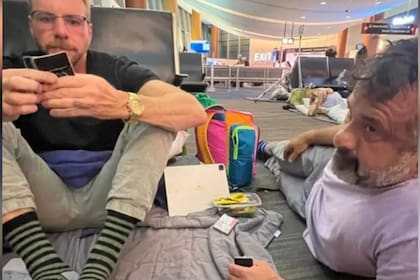 Los actores y su familia jugaron a las cartas acostados en el piso de la terminal